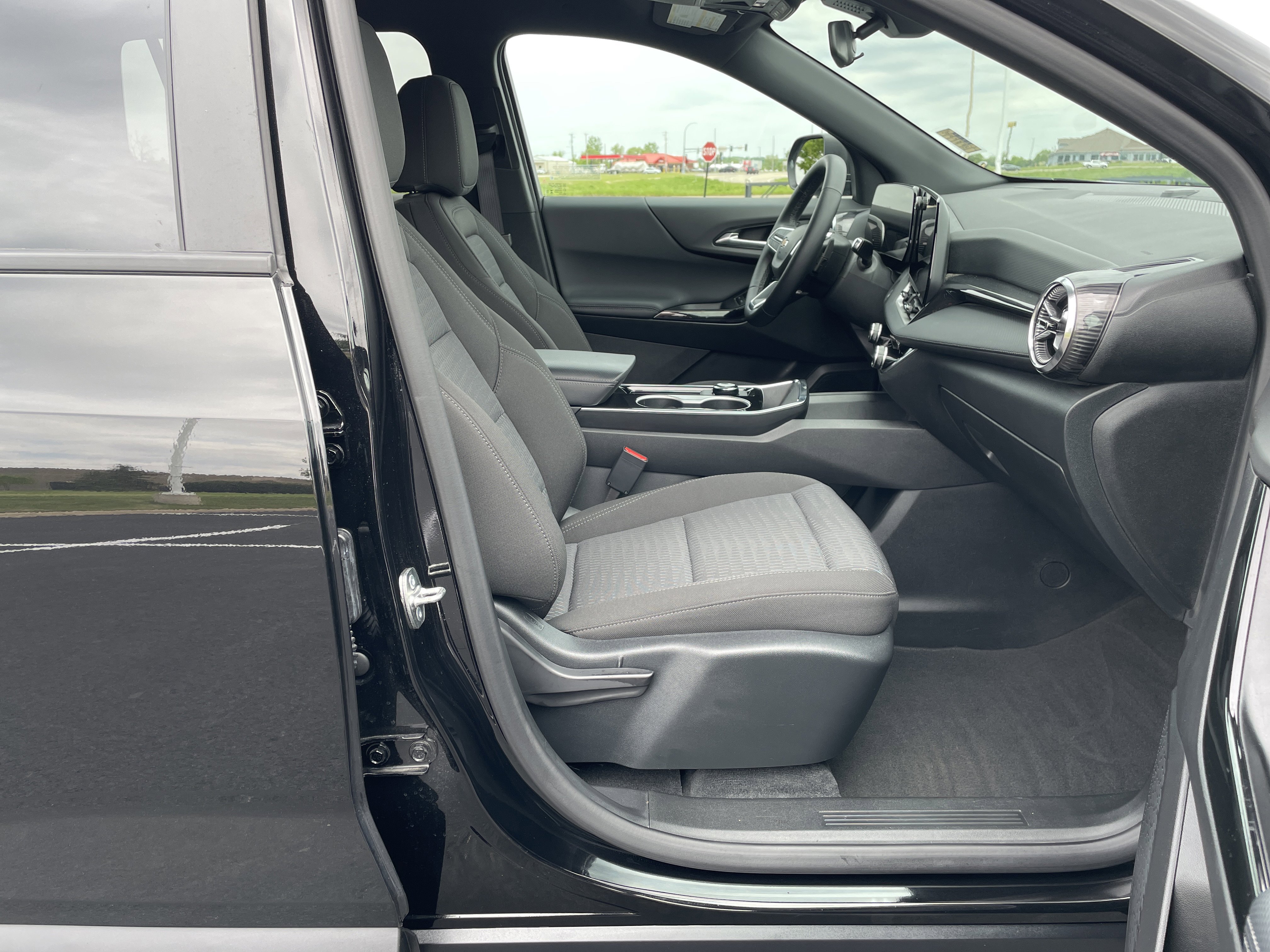 Used 2026 Chevrolet Equinox LT AWD/4WD image 25