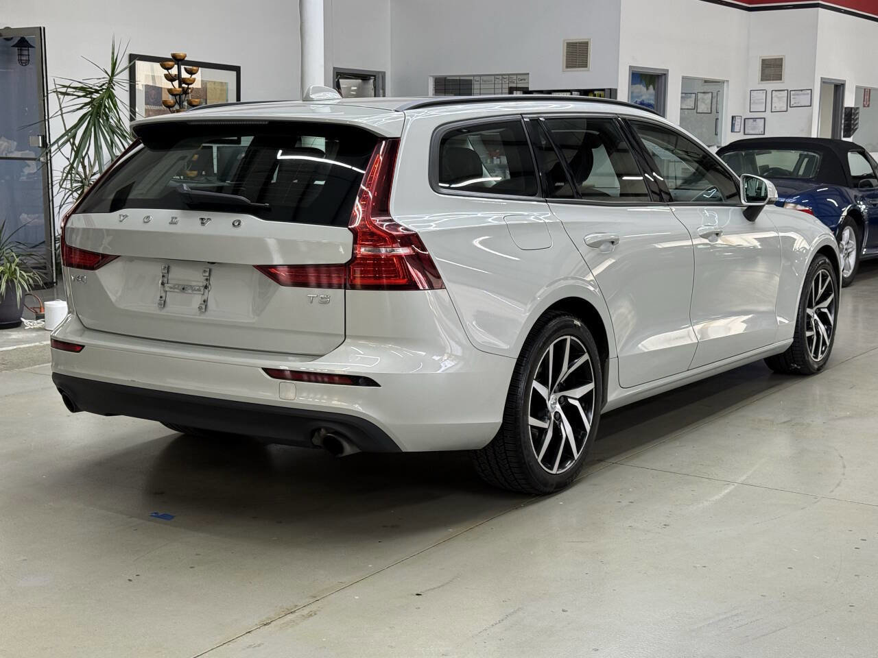 Used 2020 Volvo V60 T5 Momentum image 6