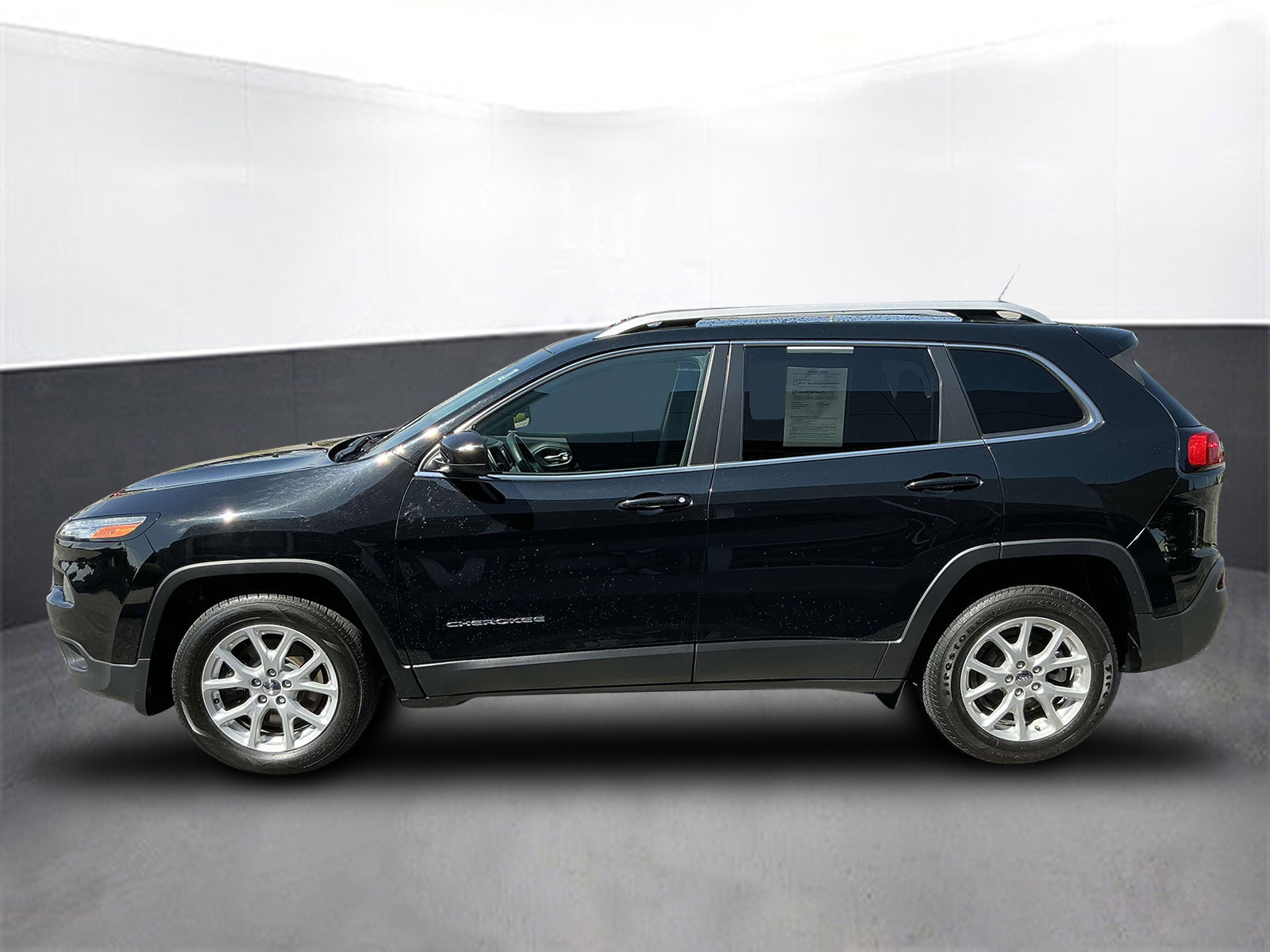 Used 2018 Jeep Cherokee Latitude image 2