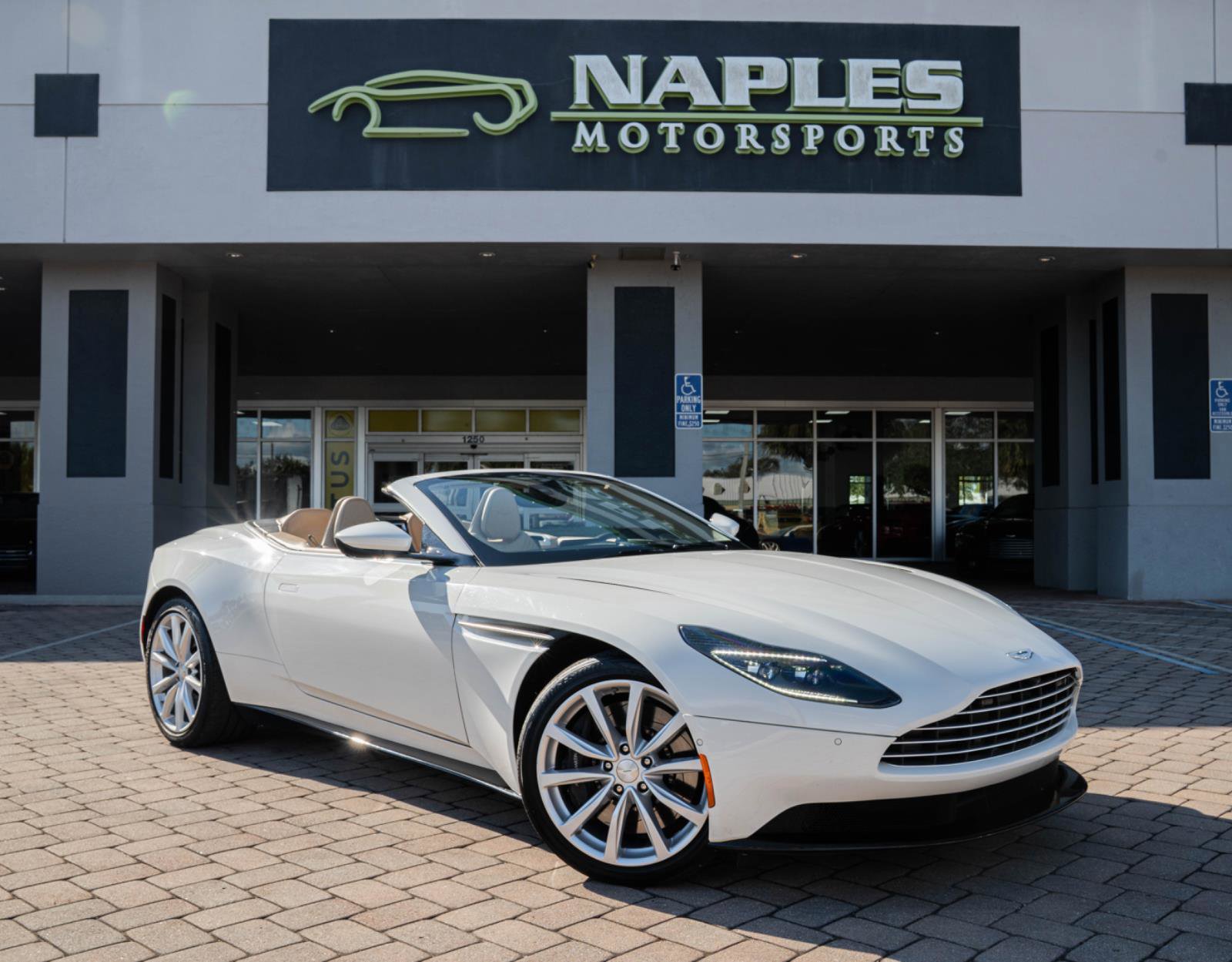 Used 2019 Aston Martin DB11 Volante image 30