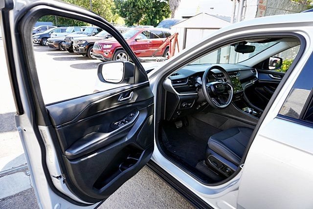 Used 2023 Jeep Grand Cherokee Laredo RWD image 35