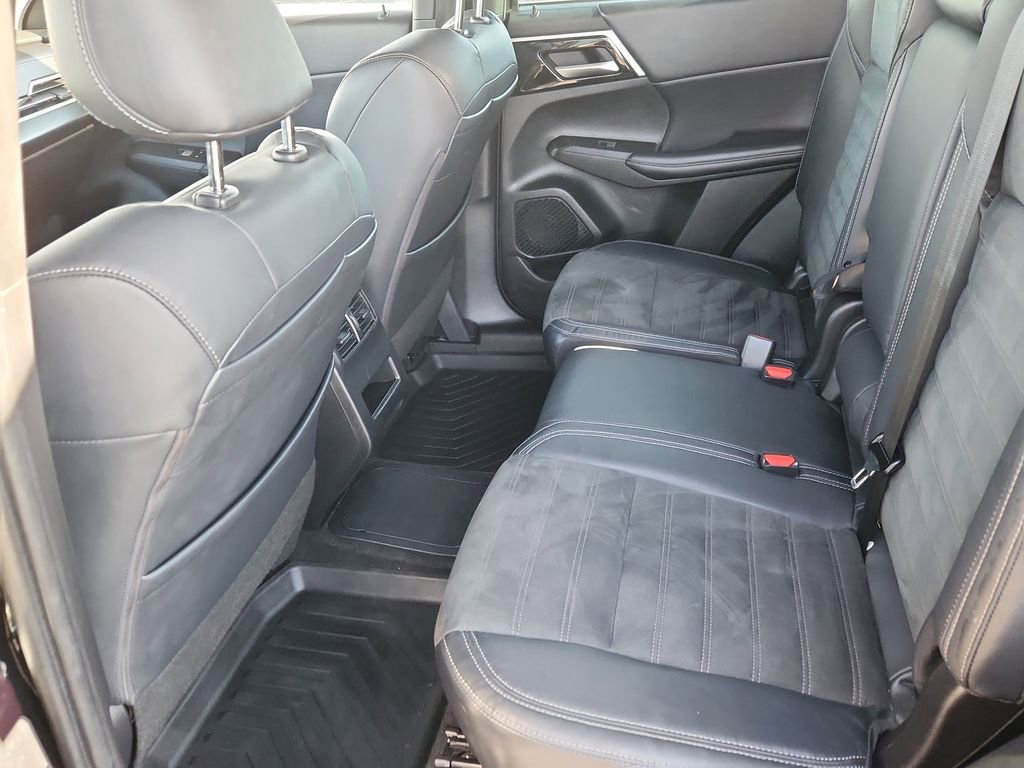 Used 2023 Mitsubishi Outlander SE image 11