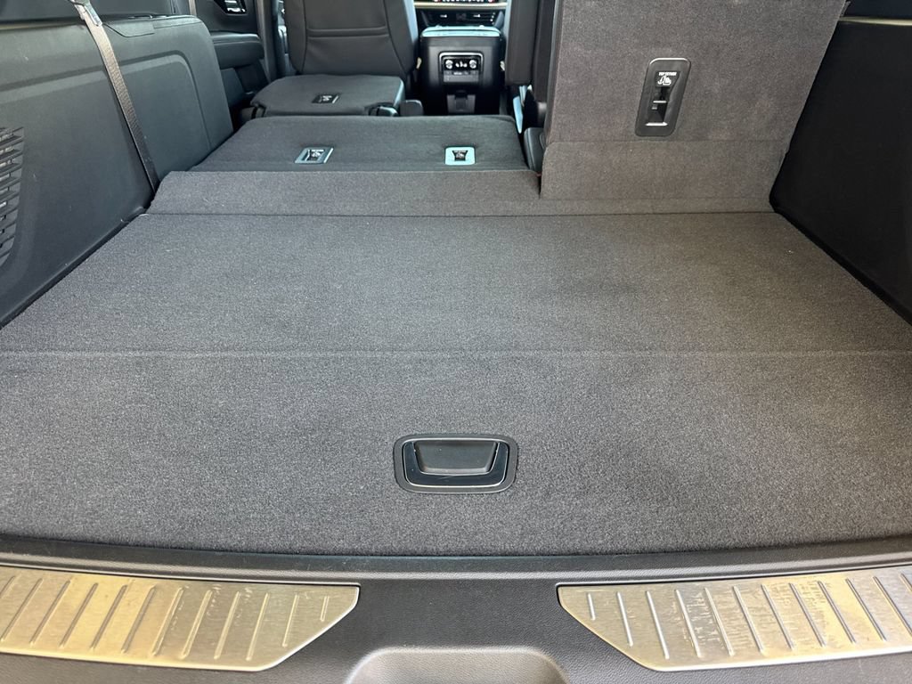 Used 2025 Chevrolet Suburban Premier RWD image 17