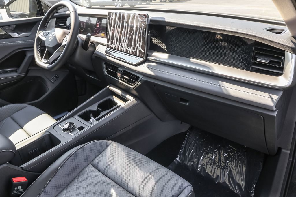 Used 2025 Volkswagen Tiguan SE image 34