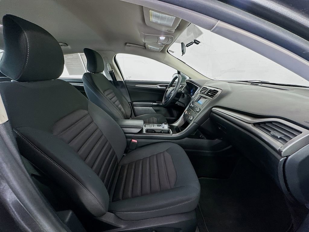 Used 2017 Ford Fusion SE image 25