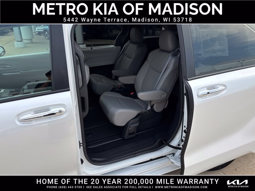 Used 2025 Toyota Sienna XLE AWD/4WD image 35