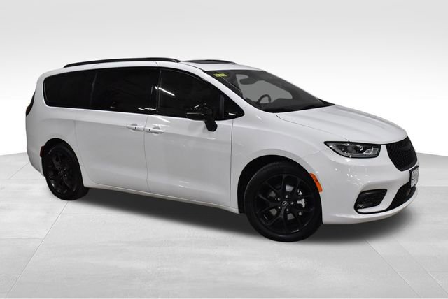 New 2026 Chrysler Pacifica Select w/ S Appearance Package image 4