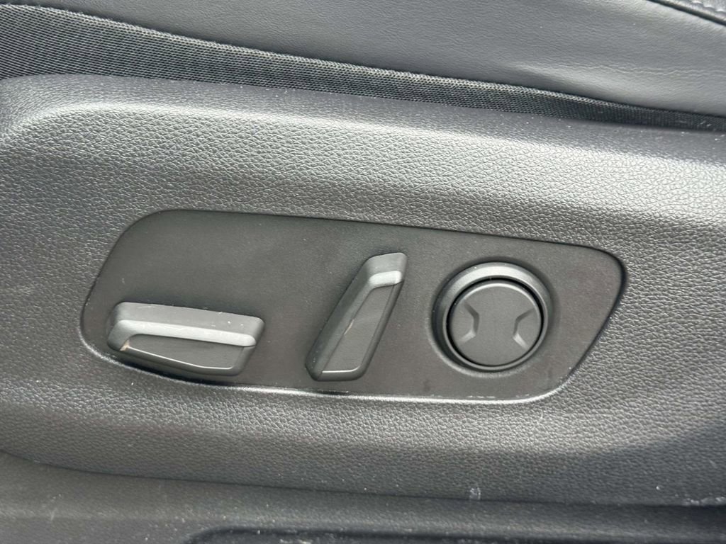 Used 2023 Kia Carnival EX image 17