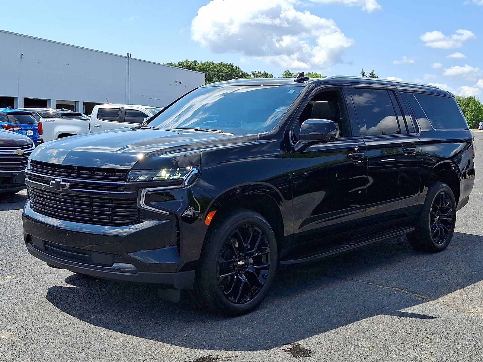 Used 2023 Chevrolet Suburban LT w/ LT Signature Plus Package AWD/4WD image 3