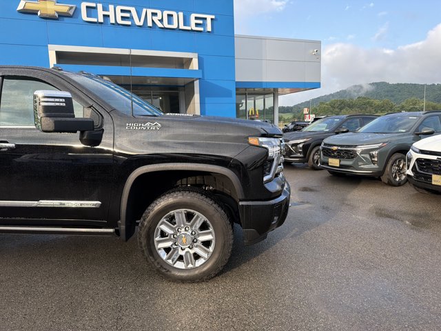 Used 2026 Chevrolet Silverado 3500 High Country w/ High Country Premium Package AWD/4WD image 2