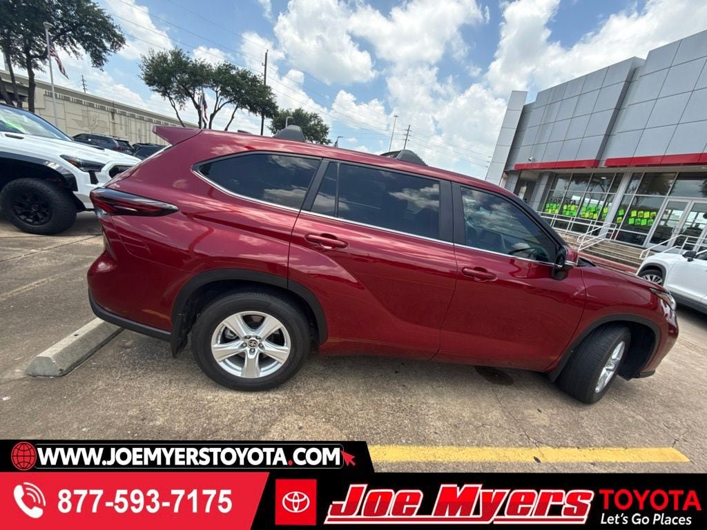 Used 2024 Toyota Highlander LE FWD image 1