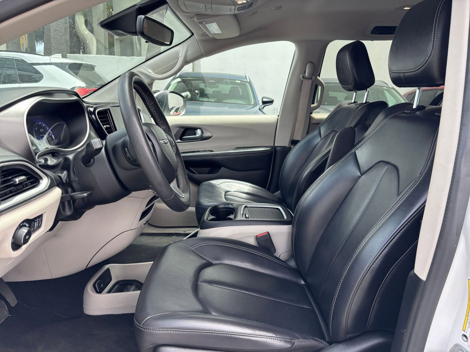 Used 2023 Chrysler Pacifica Touring-L FWD image 29