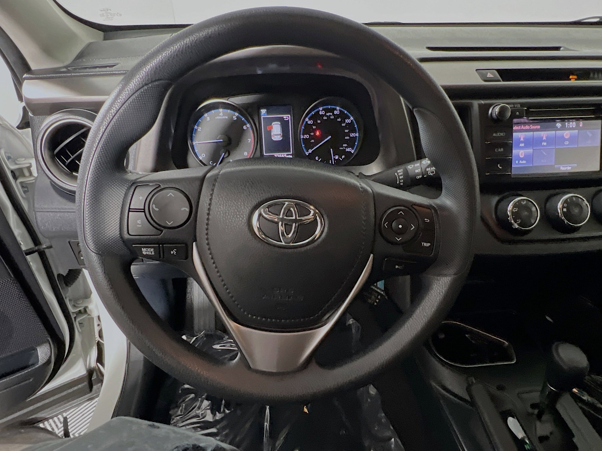Used 2018 Toyota RAV4 LE FWD image 18