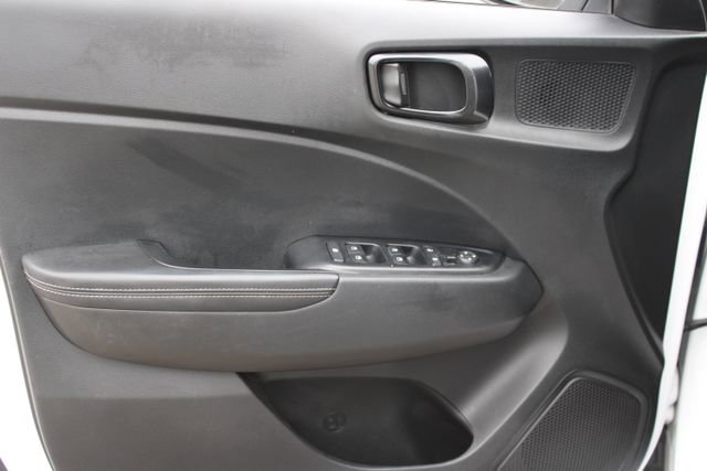 Used 2022 Hyundai Venue Limited image 9