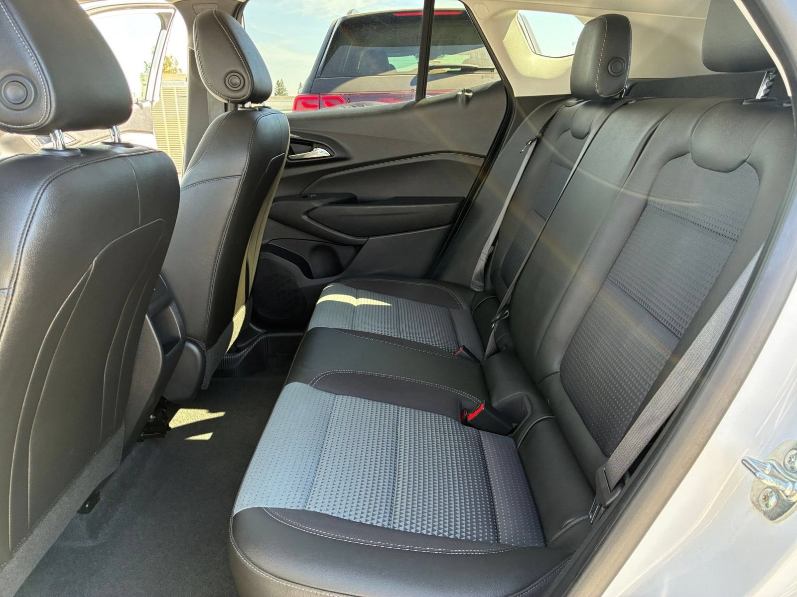 Used 2025 Chevrolet Trax LT w/ LT Convenience Package FWD image 20