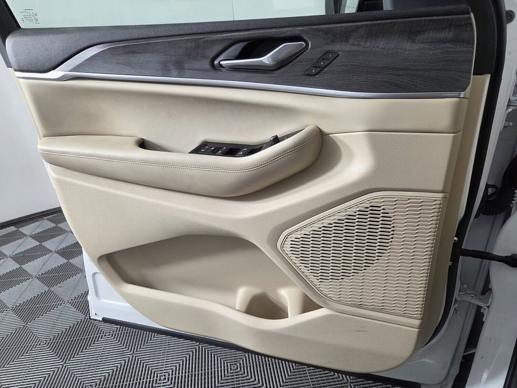 Certified 2025 Jeep Grand Cherokee Limited image 21