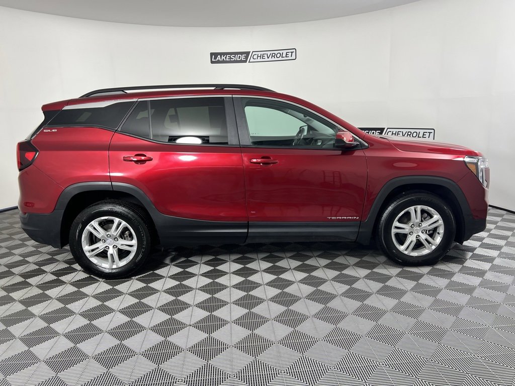Used 2024 GMC Terrain SLE w/ Driver Convenience Package image 4