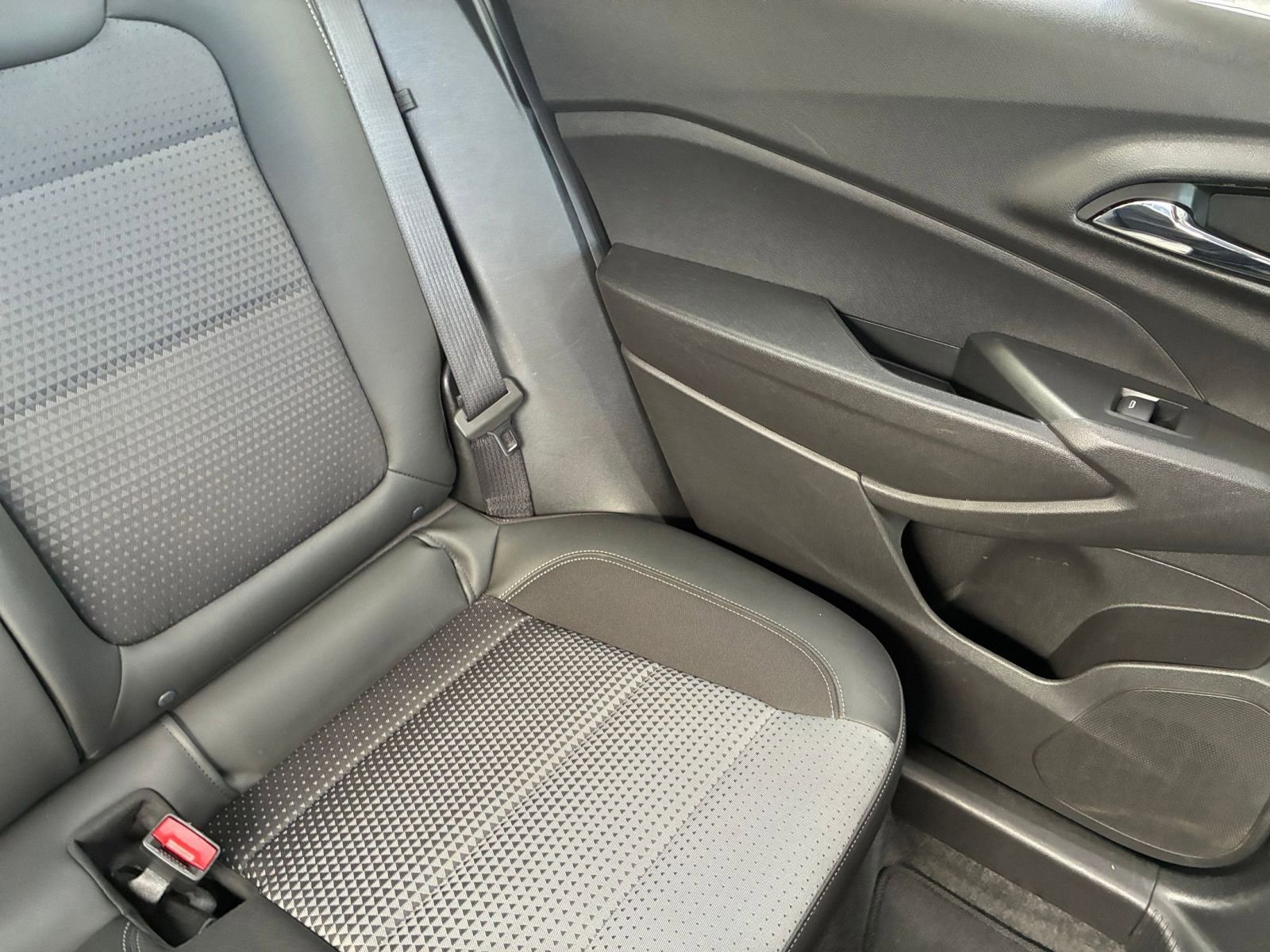 Used 2025 Chevrolet Trax LT FWD image 36