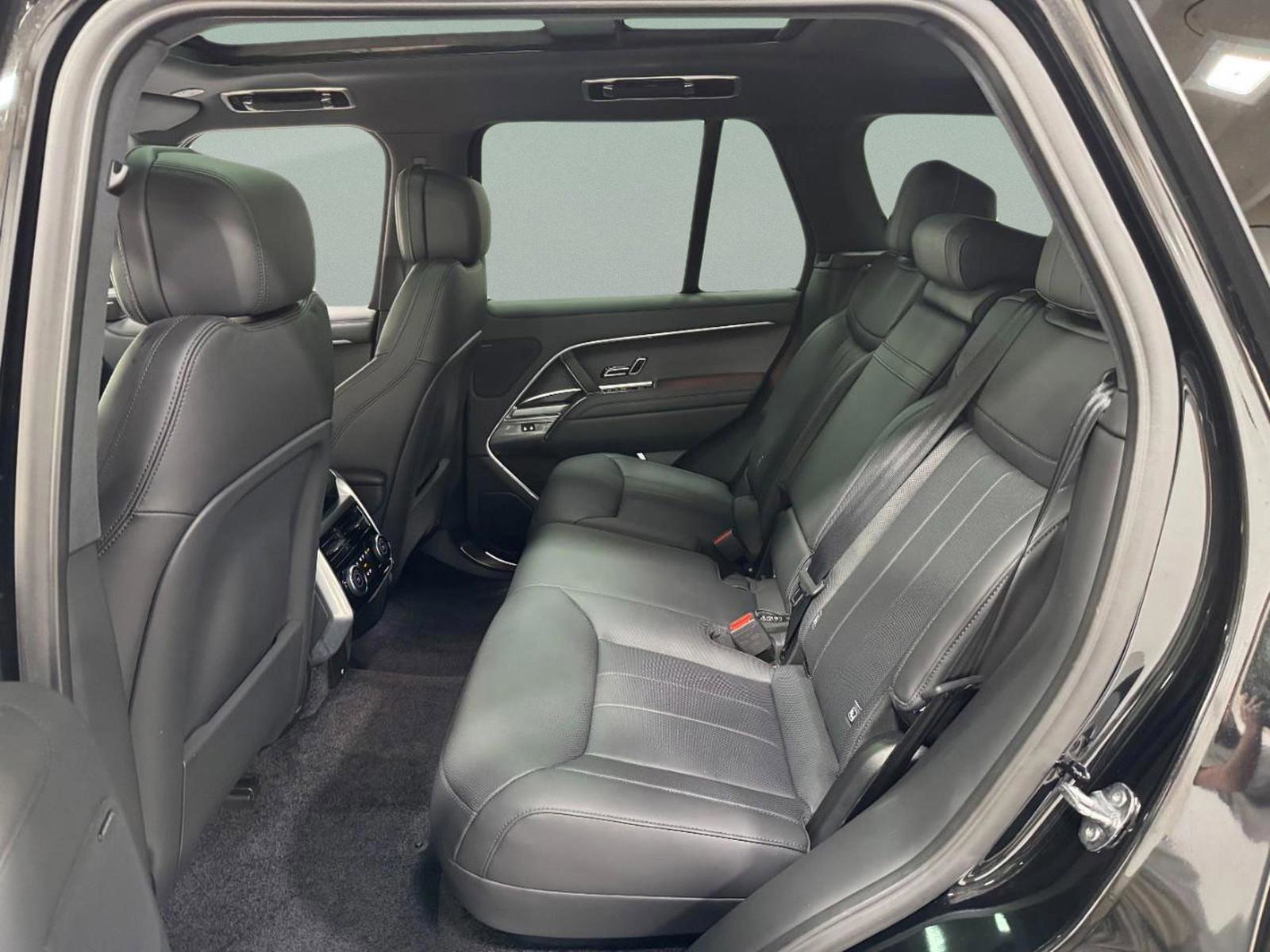 Used 2025 Land Rover Range Rover SE image 7