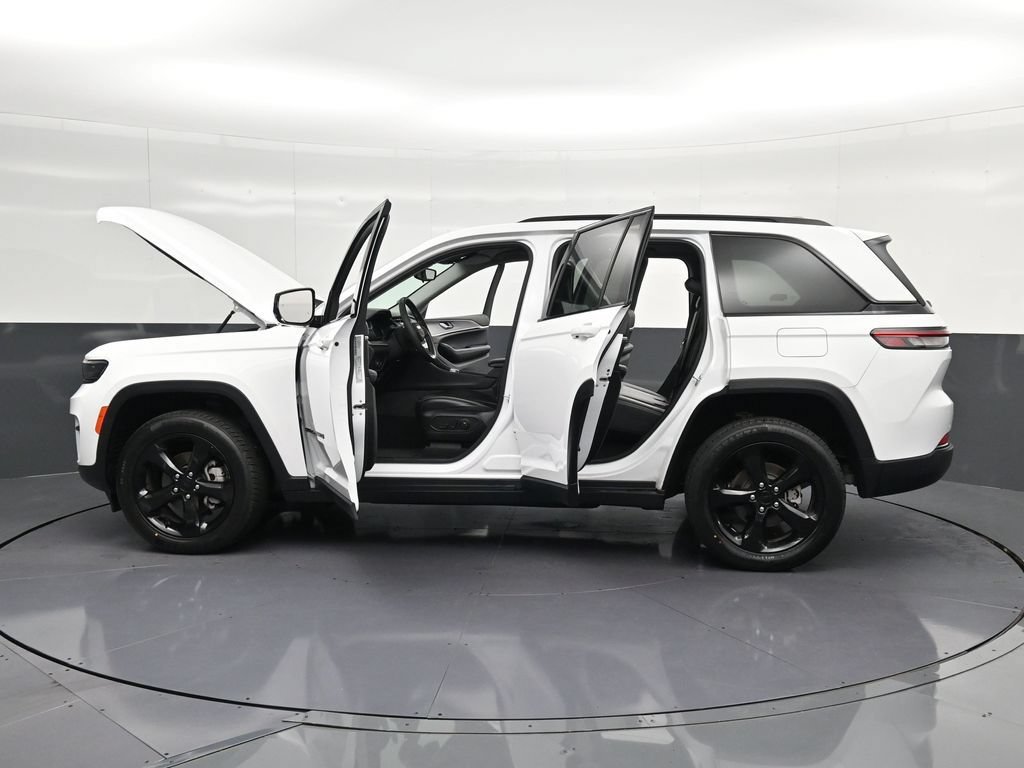 Used 2024 Jeep Grand Cherokee Limited w/ Black Appearance Package AWD/4WD image 42