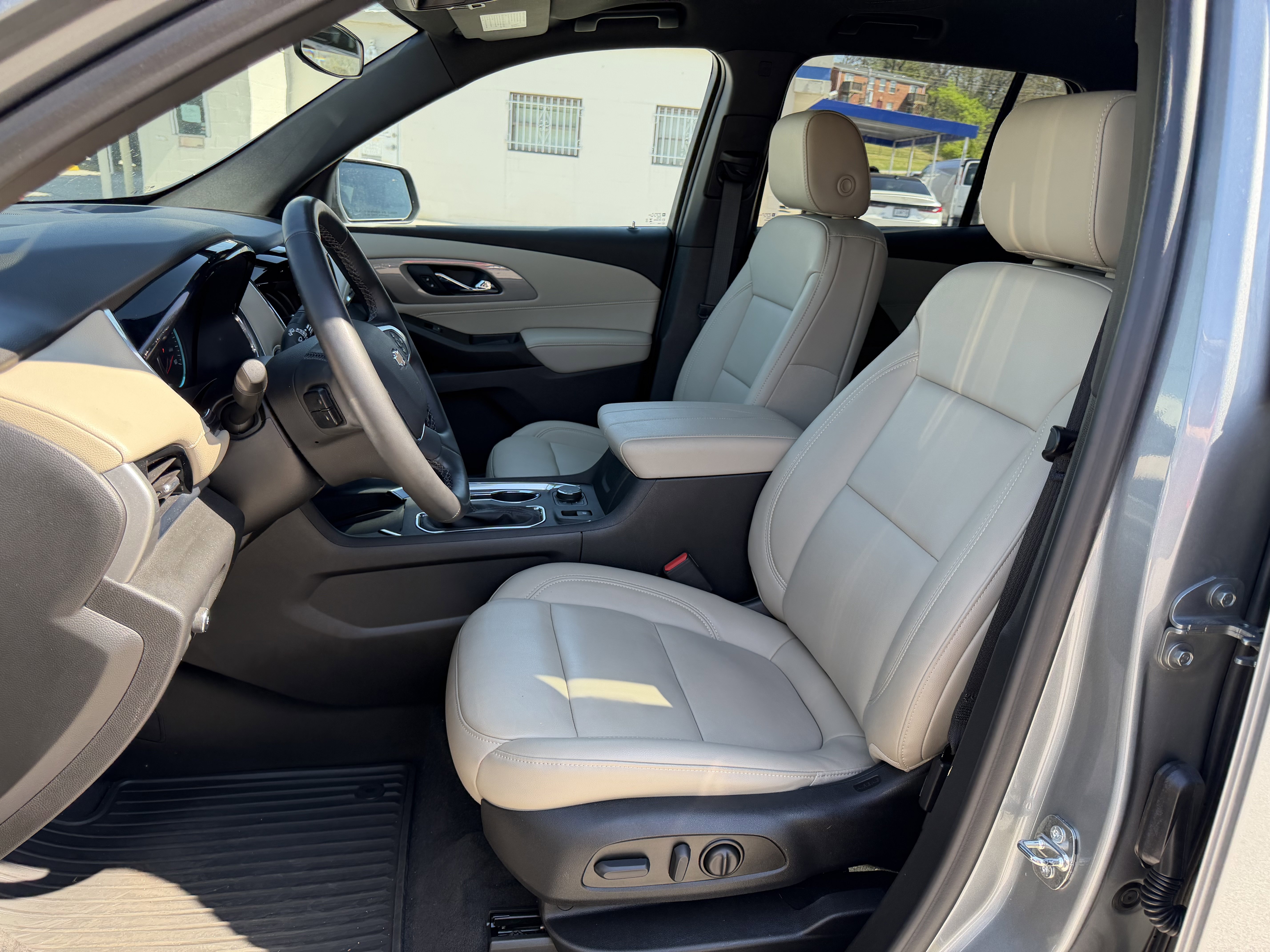 Used 2023 Chevrolet Traverse LT image 13