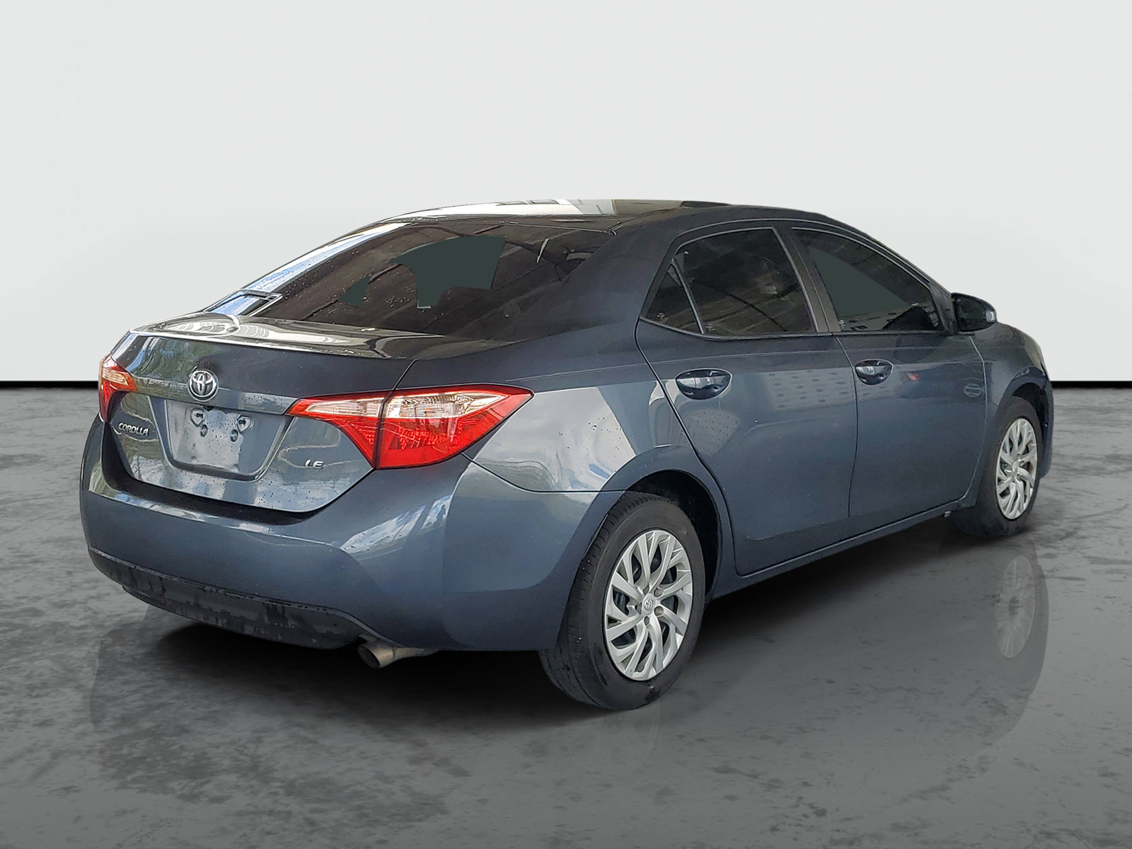 Used 2018 Toyota Corolla LE FWD image 2