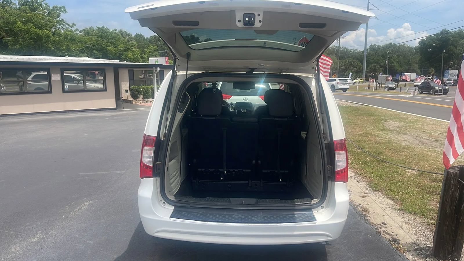 Used 2013 Chrysler Town & Country Touring FWD image 12