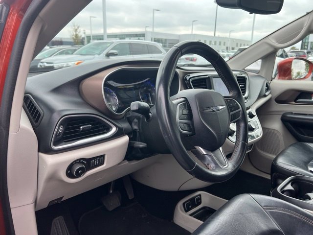 Used 2018 Chrysler Pacifica Touring-L w/ Tire & Wheel Group FWD image 9