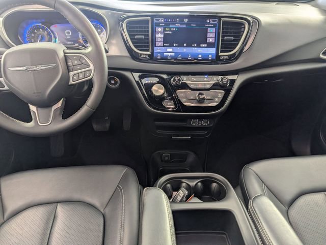 Used 2025 Chrysler Pacifica Select image 24