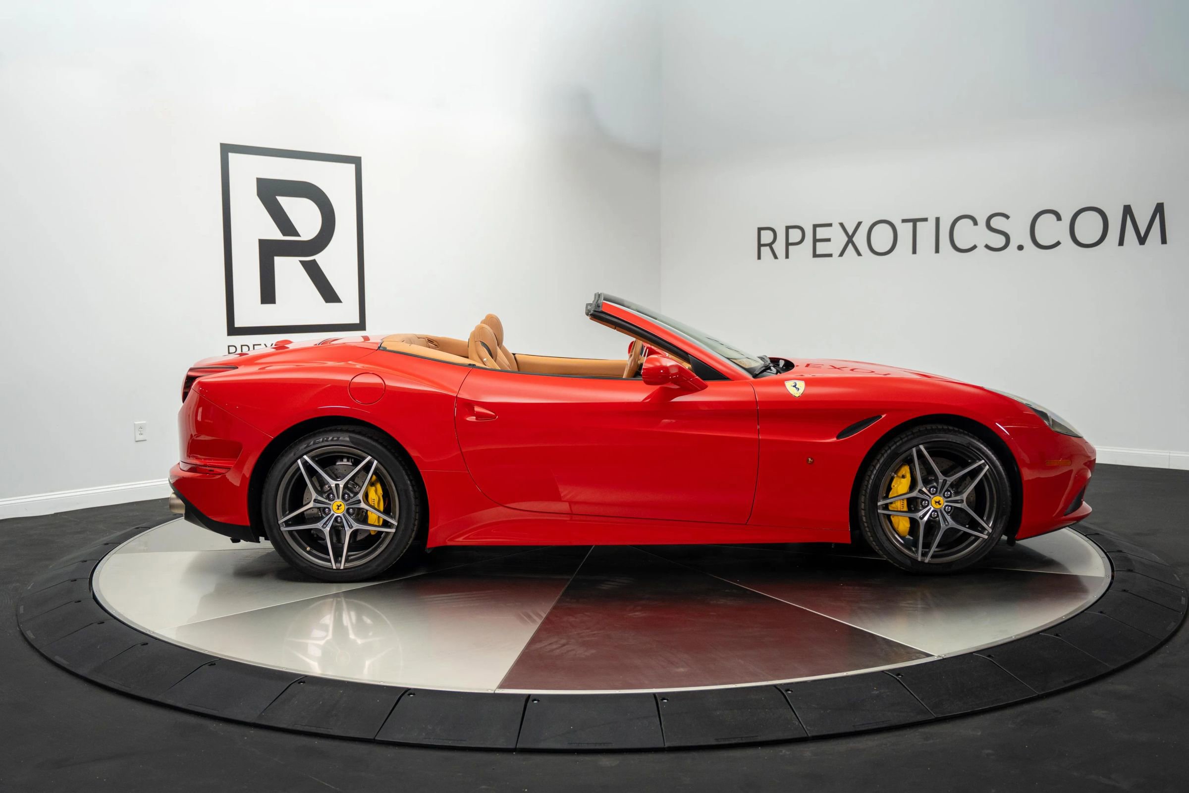Used 2015 Ferrari California T image 29