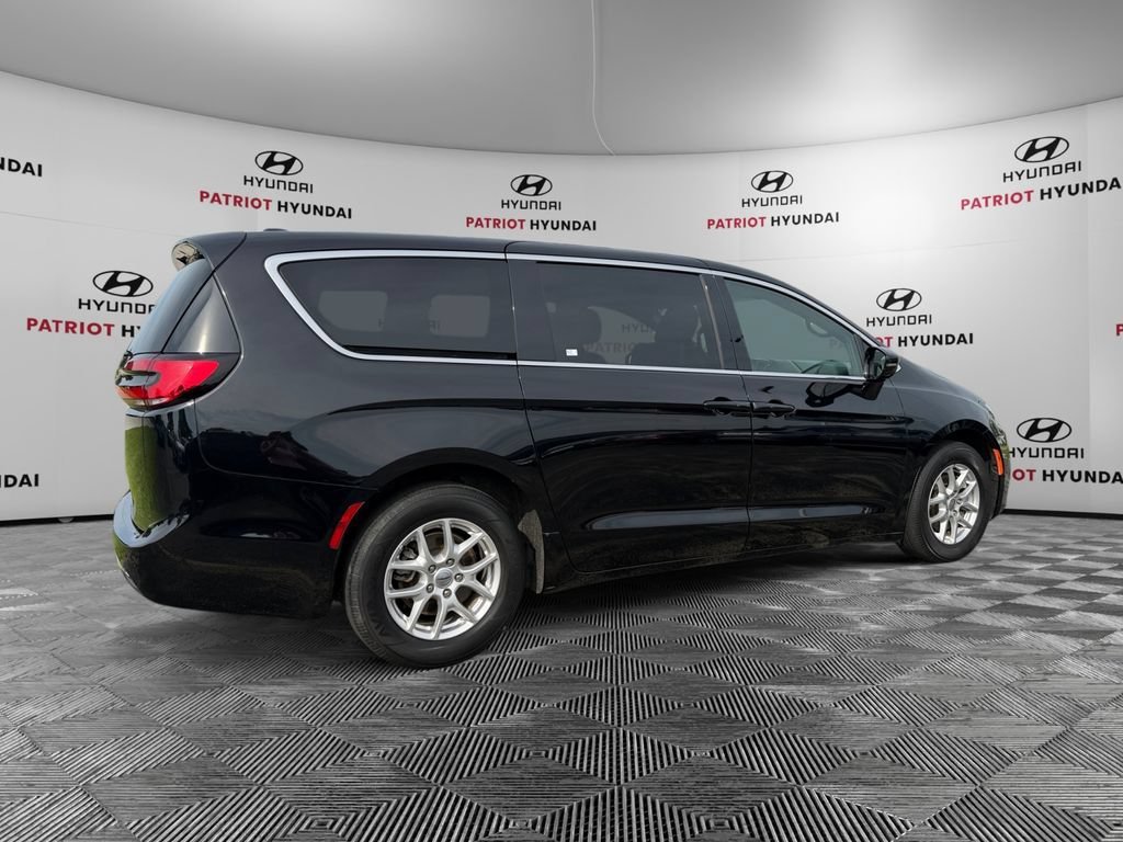 Used 2025 Chrysler Pacifica Select FWD image 3