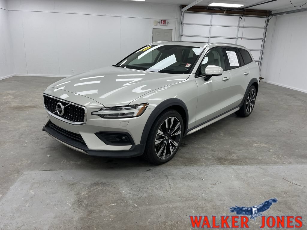 Used 2020 Volvo V60 T5 Cross Country AWD/4WD image 1