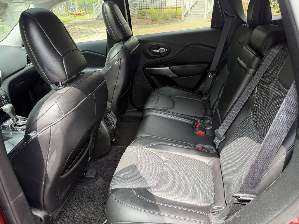 Used 2019 Jeep Cherokee Overland w/ Technology Group FWD image 17