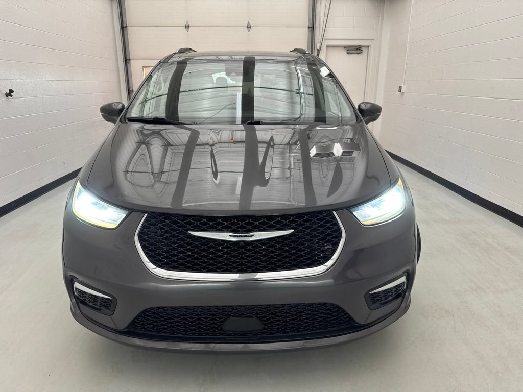 Used 2021 Chrysler Pacifica Touring-L FWD image 2