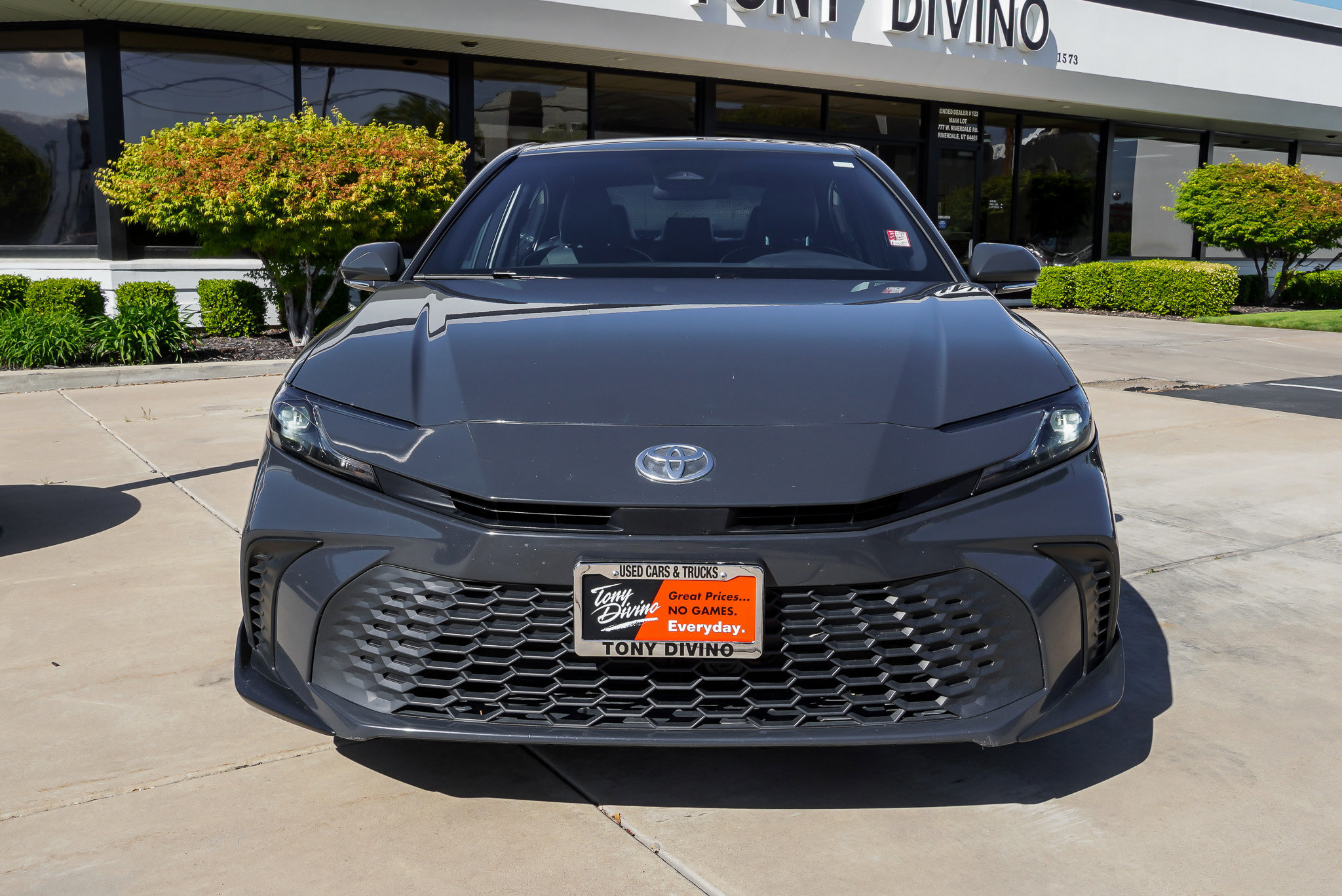 Used 2025 Toyota Camry SE FWD image 3
