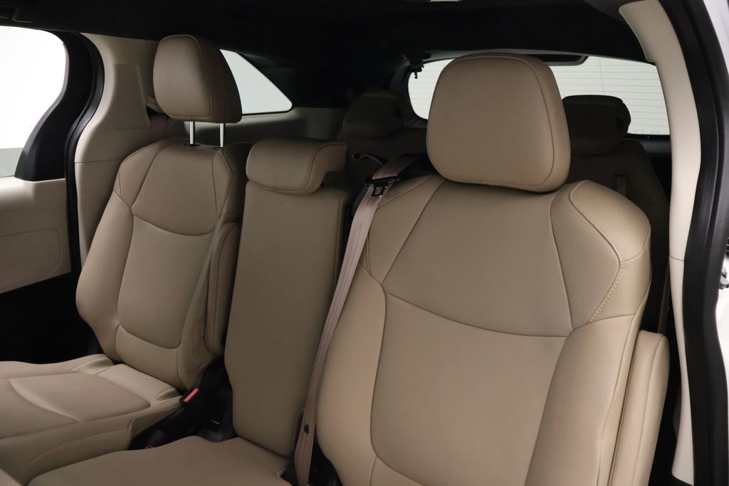 Used 2022 Toyota Sienna XLE FWD image 18
