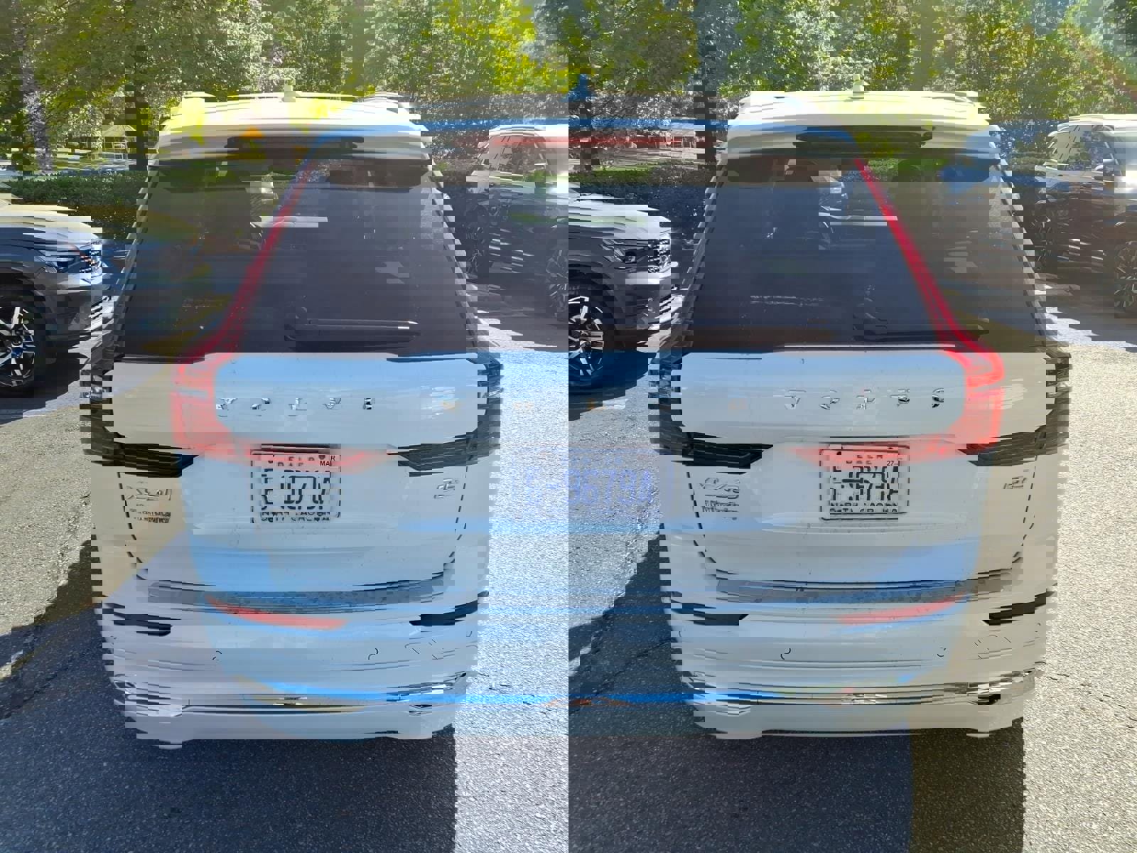 Used 2023 Volvo XC60 B5 Ultimate w/ Climate Package FWD image 4