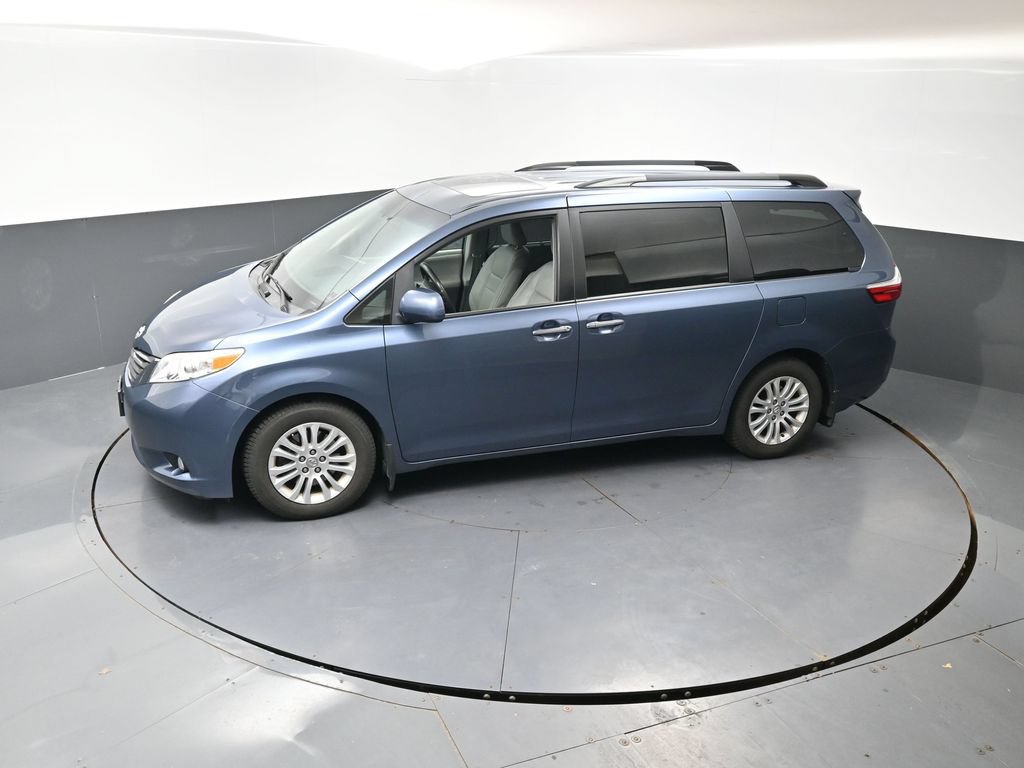 Used 2017 Toyota Sienna XLE w/ XLE Navigation Package FWD image 17