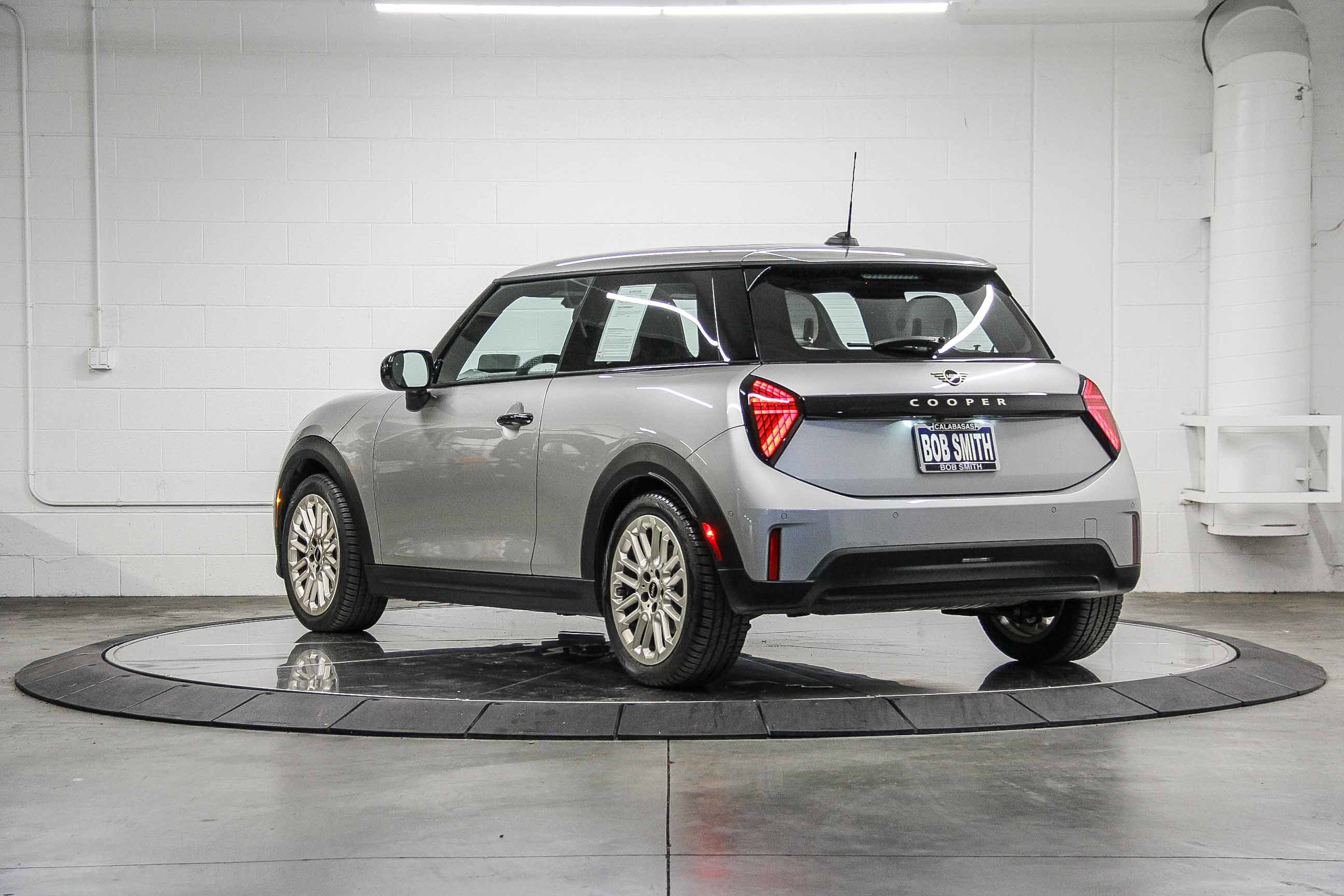 Used 2025 MINI Cooper 2-Door Hardtop image 4