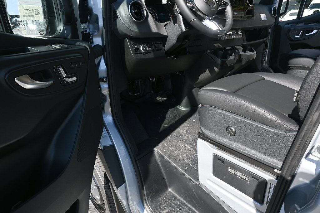 Used 2025 Mercedes-Benz Sprinter 2500 image 6