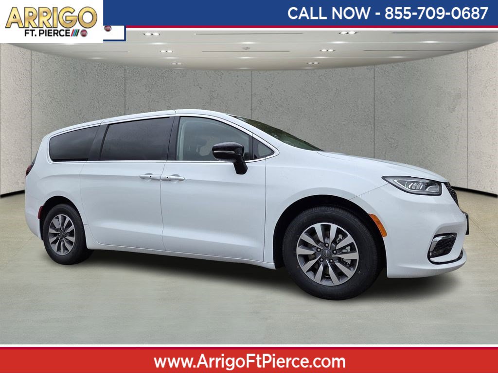 Used 2024 Chrysler Pacifica Select