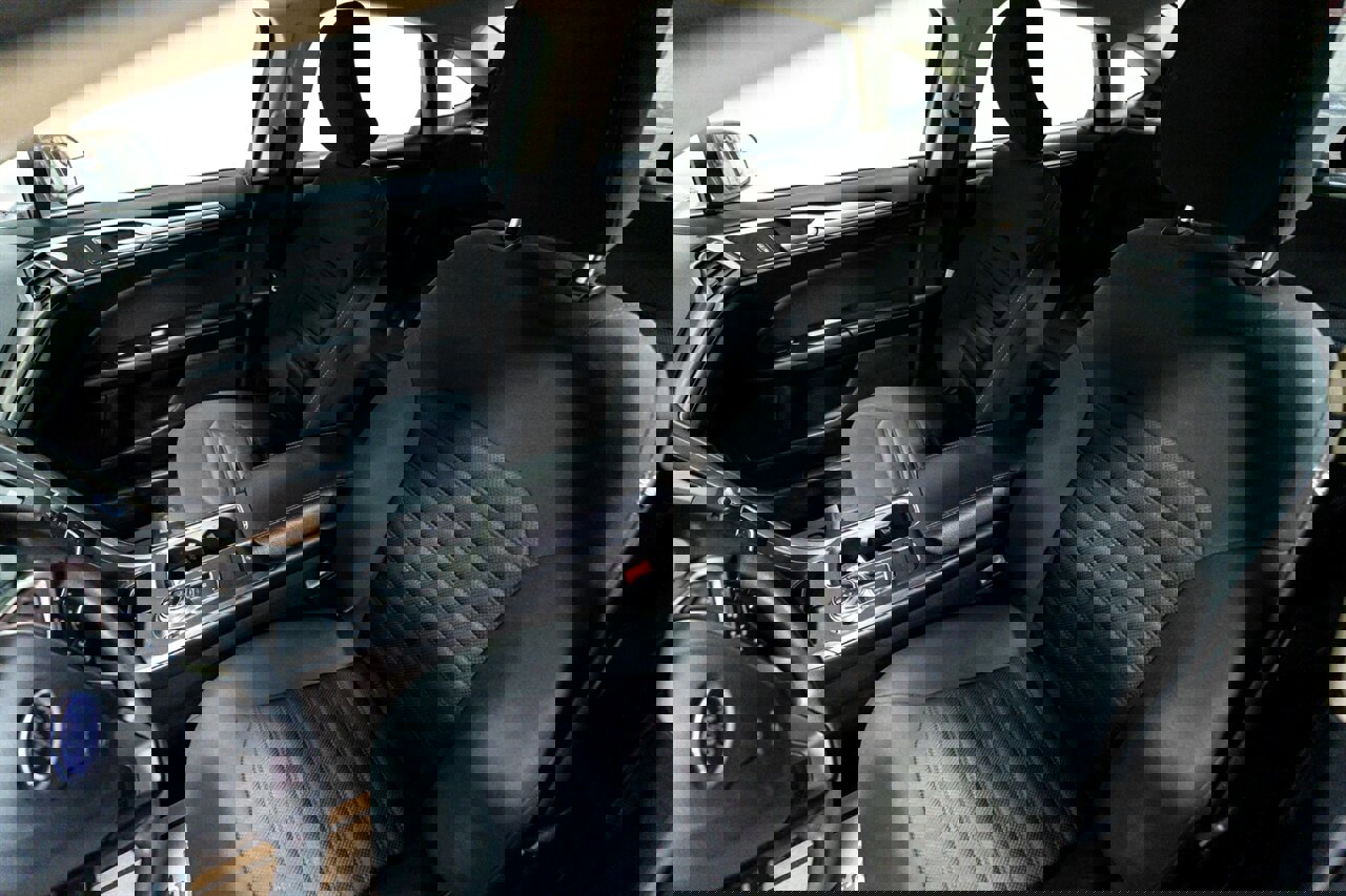 Used 2017 Ford Fusion SE w/ Fusion SE Technology Package image 12