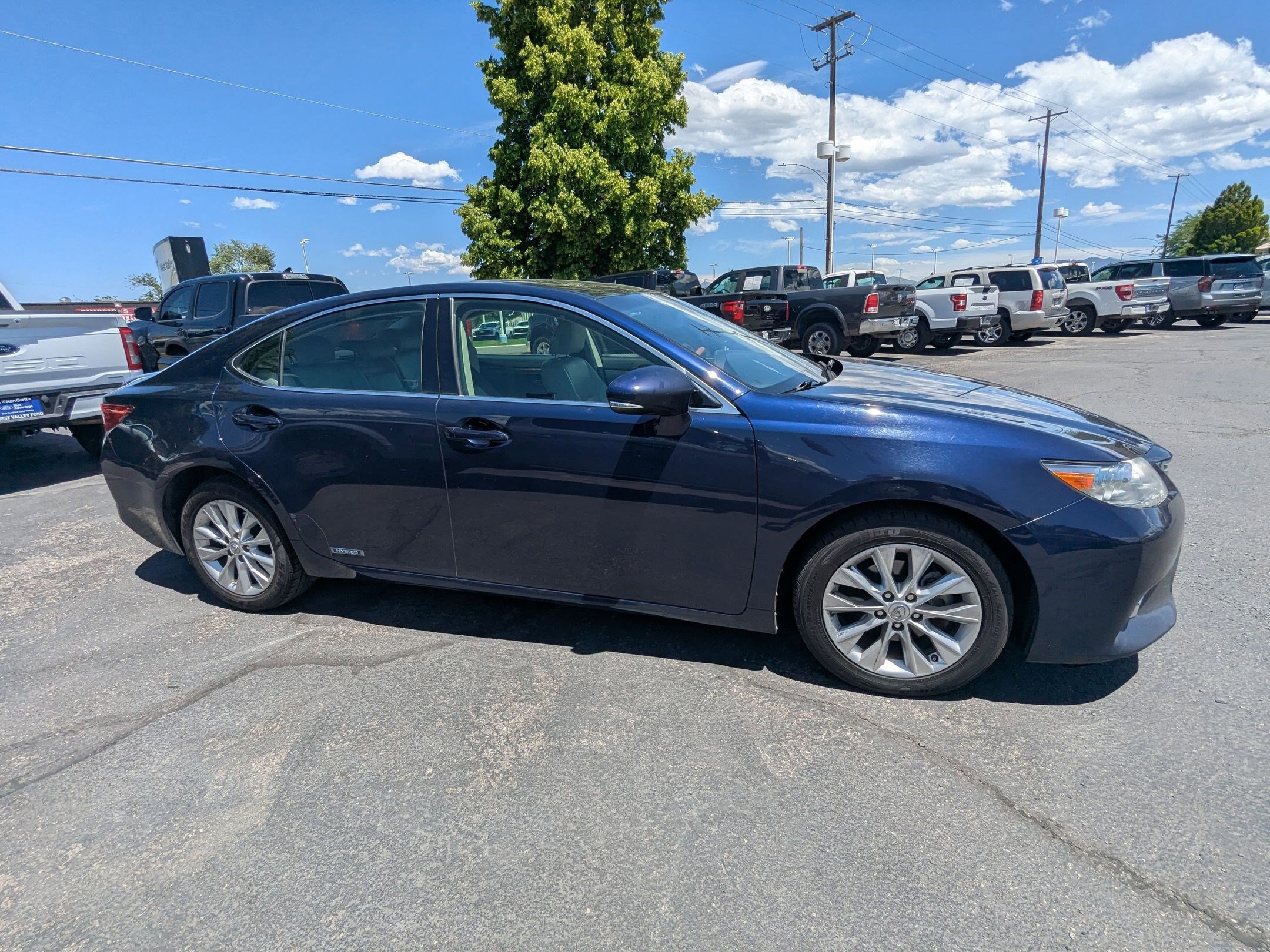 Used 2015 Lexus ES 300h w/ Navigation System Package FWD image 2