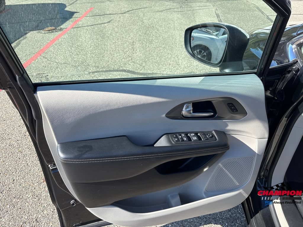Used 2023 Chrysler Pacifica Touring-L FWD image 13
