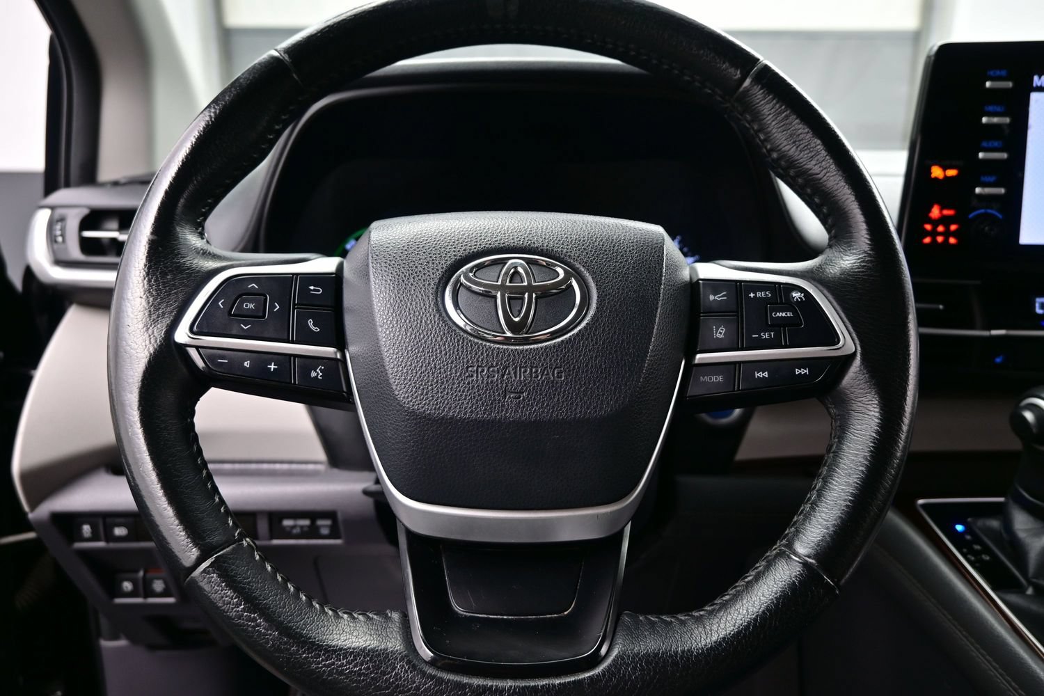 Used 2022 Toyota Sienna XLE FWD image 25