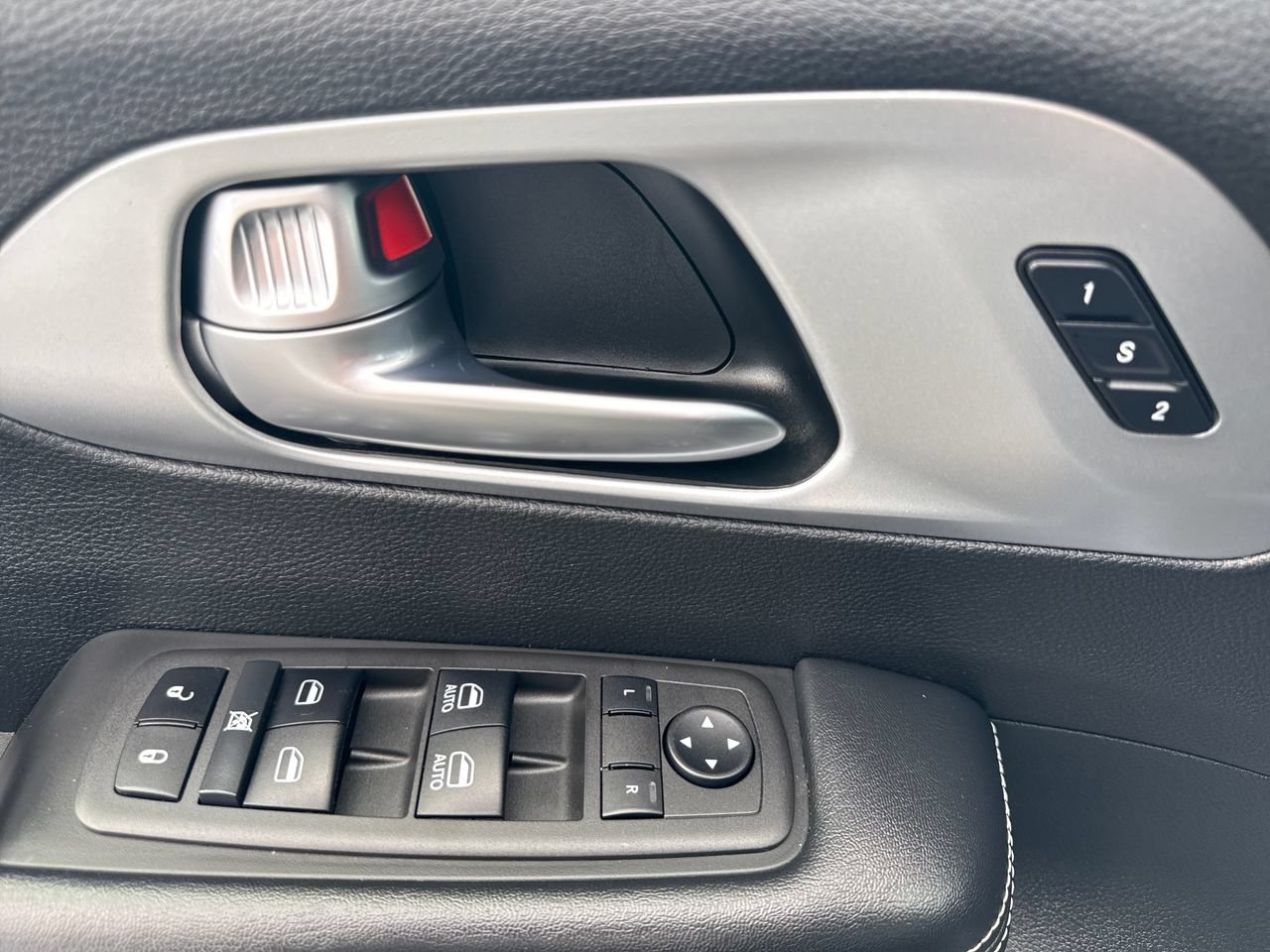 Used 2022 Chrysler Pacifica Touring-L w/ S Appearance Package FWD image 17