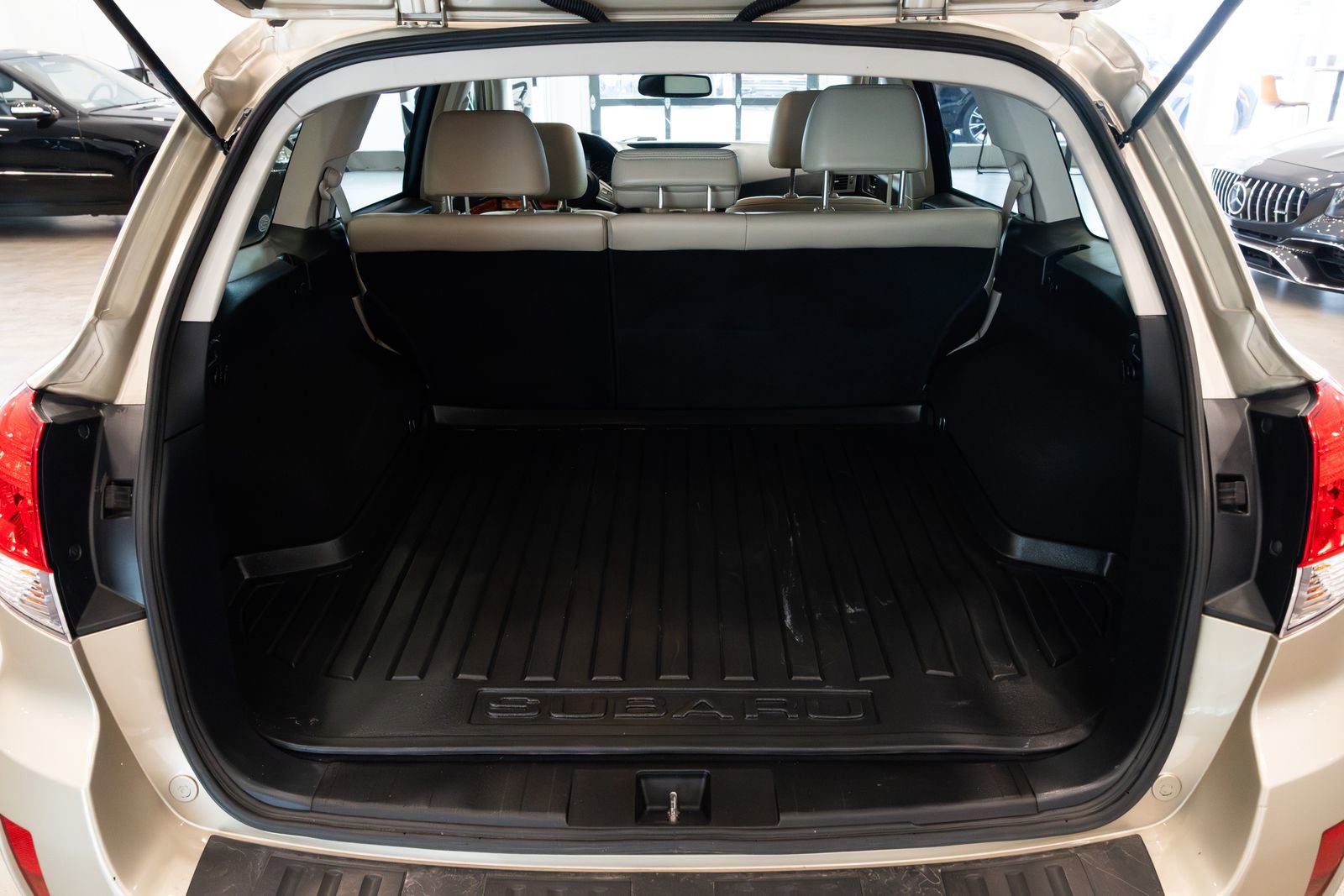 Used 2010 Subaru Outback 3.6R Limited image 8