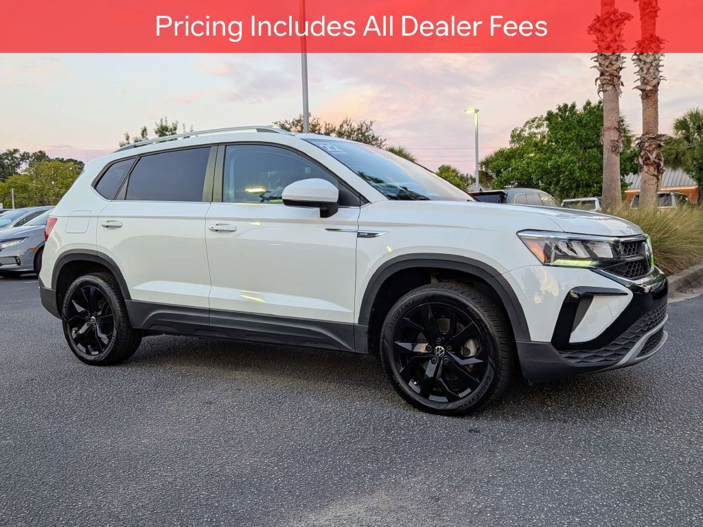 Used 2022 Volkswagen Taos SE w/ Panoramic Sunroof Package FWD image 2