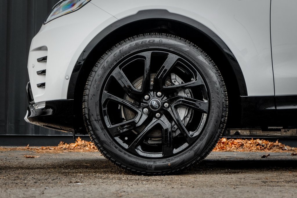 Used 2025 Land Rover Discovery Dynamic SE image 4