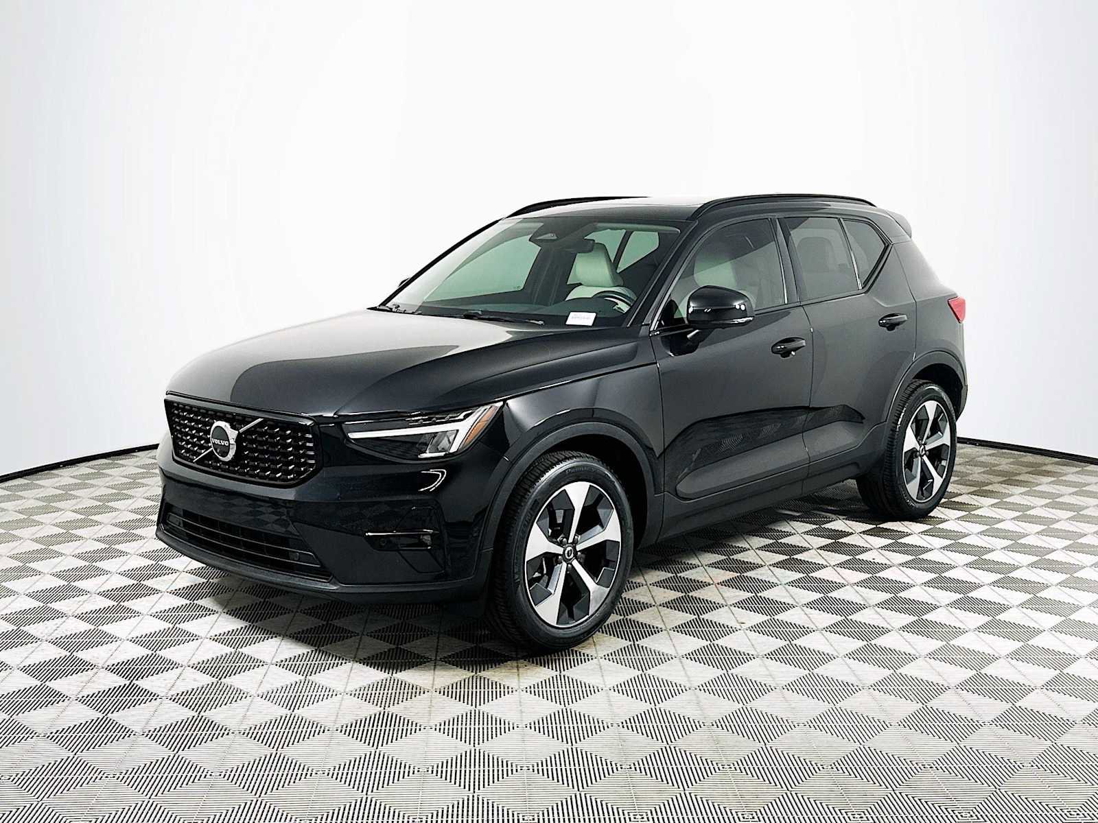 Used 2023 Volvo XC40 B5 Plus w/ Driver Assist Package image 3